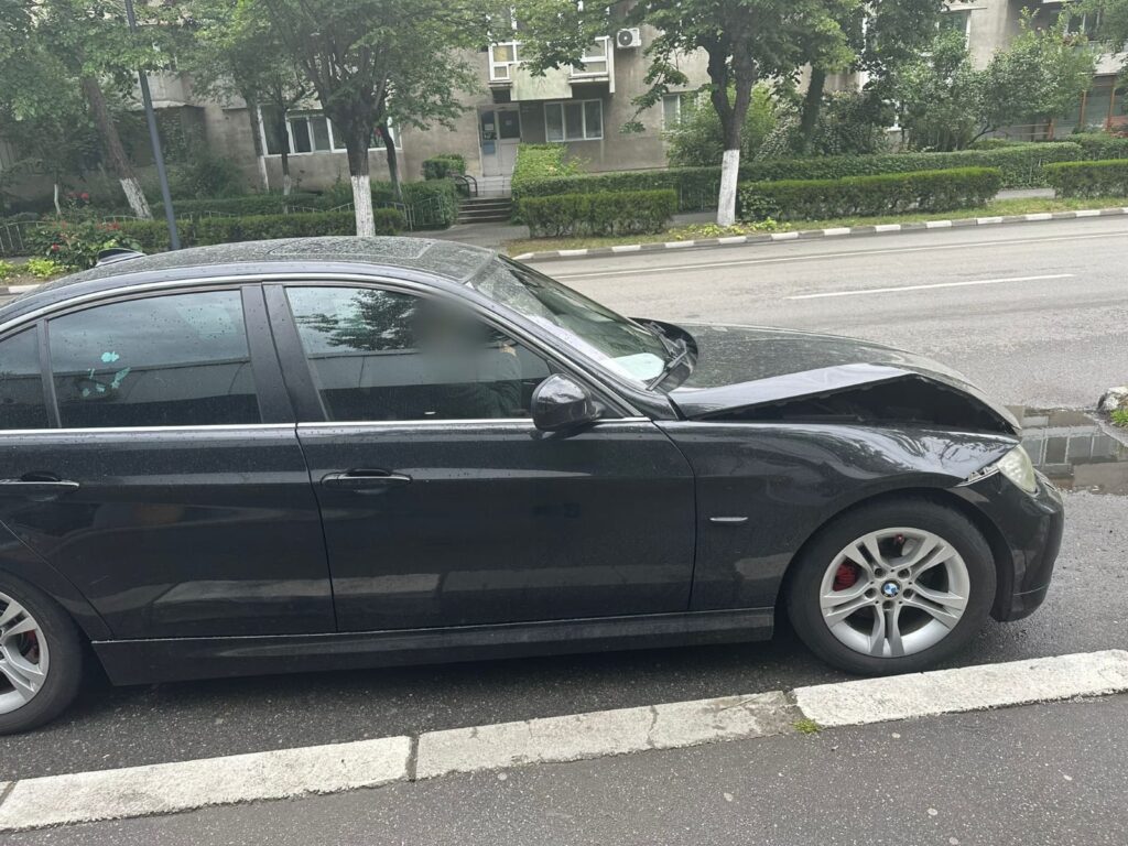 Vâlcea: Șoferiță rănită într-un accident între două autoturisme