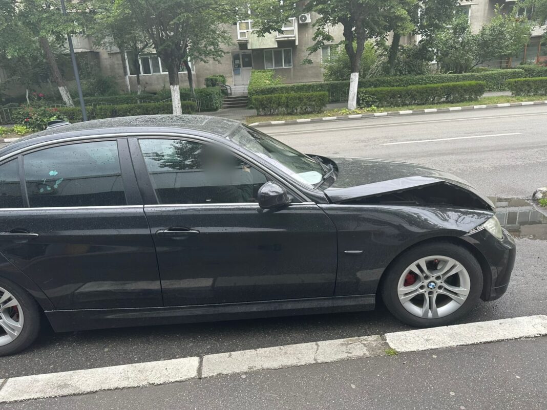 Vâlcea: Șoferiță rănită într-un accident între două autoturisme