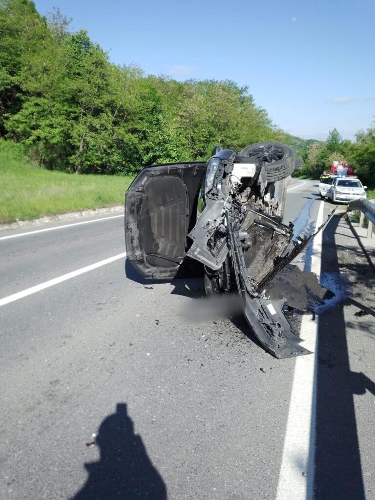 Vâlcea: Șoferiță rănită după ce a intrat într-un parapet, la Costești