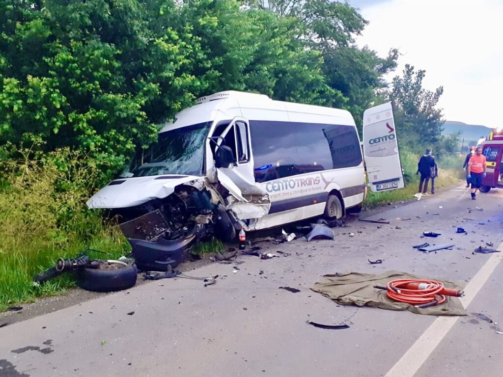 Cinci copii și doi adulți, răniți după ce un microbuz a fost lovit de un autoturism