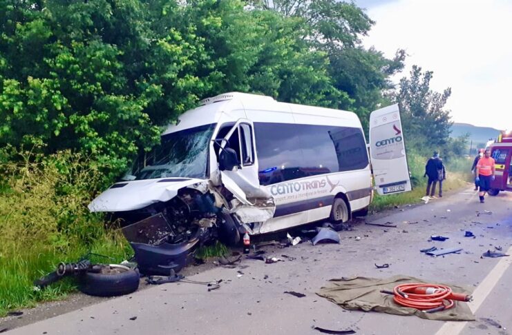 Cinci copii și doi adulți, răniți după ce un microbuz a fost lovit de un autoturism