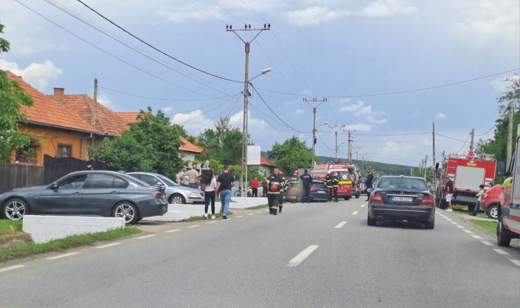 Doi răniți după ce o mașină a intrat într-un cap de pod la ieșire din Târgu Jiu