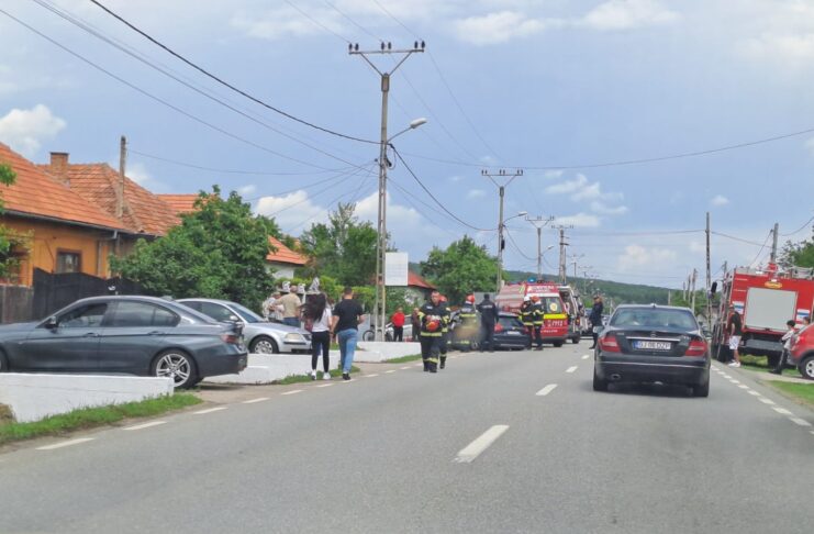 Doi răniți după ce o mașină a intrat într-un cap de pod la ieșire din Târgu Jiu