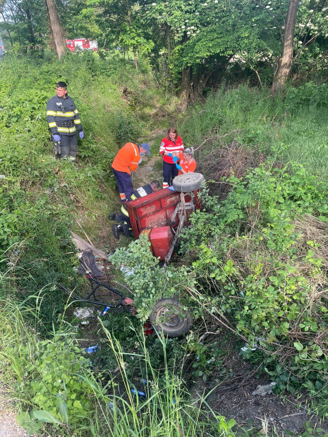 Vâlcea: O femeie a murit și alta a fost rănită după ce un bărbat s-a răsturnat cu motocultorul în șanț