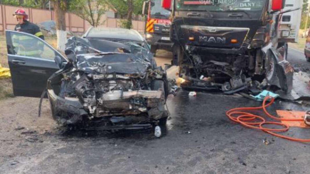 Pasagera unei mașini a murit după ce șoferița a adormit la volan și a intrat într-un TIR