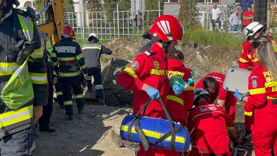Muncitor mort după ce a fost îngropat de un mal de pământ, în Bistriţa