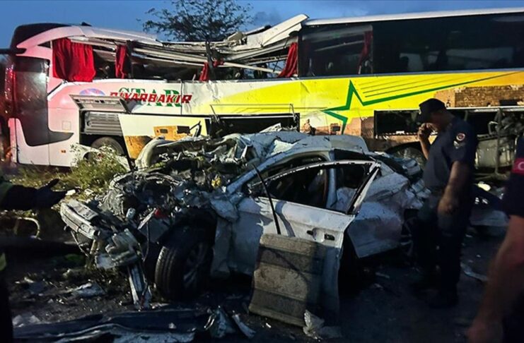 Zece morți și 40 de răniți după ce un autocar a lovit mai multe mașini, în Turcia