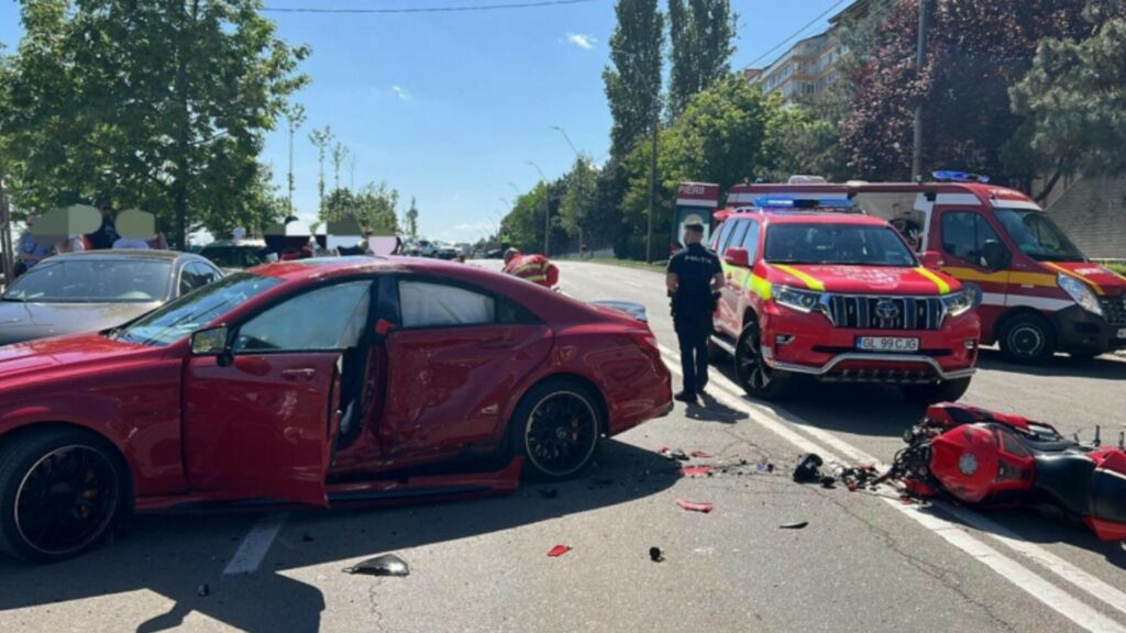 Un motociclist și-a pierdut viața din cauza unui șofer care a întors maşina fără să se asigure
