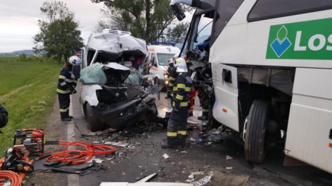 Un mort şi trei răniţi într-un accident în care au fost implicate un autobuz şi o dubiţă de marfă