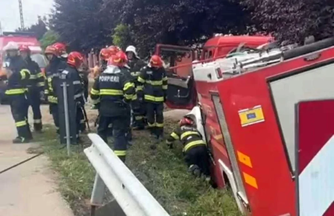 Șapte răniți într-un accident între o mașină de pompieri și un autoturism