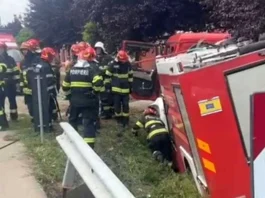 Șapte răniți într-un accident între o mașină de pompieri și un autoturism