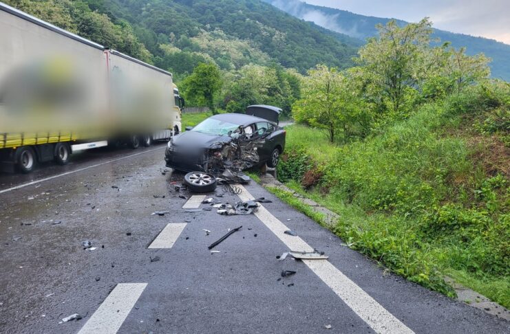 Vâlcea: Doi răniți într-un accident între un autoturism și un TIR la Robești