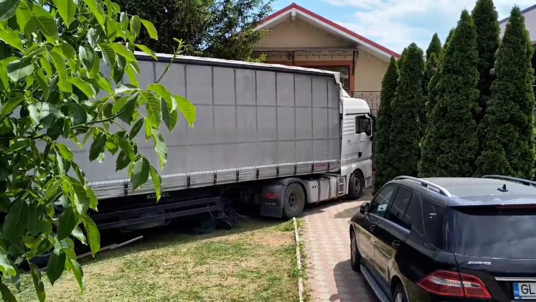 Un TIR a dărâmat un gard din beton şi s-a oprit într-o casă