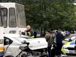 Două persoane, rănite când o mașină a lovit două tramvaie