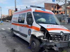 Ambulanță, implicată într-un accident rutier pe DN2