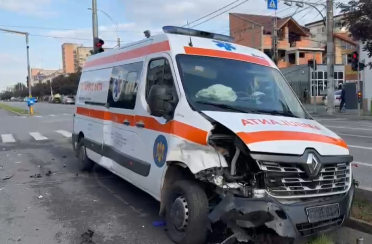 Ambulanță, implicată într-un accident rutier pe DN2