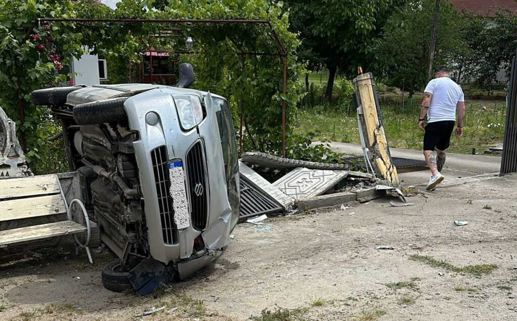A pierdut controlul volanului şi a dărâmat un gard de beton