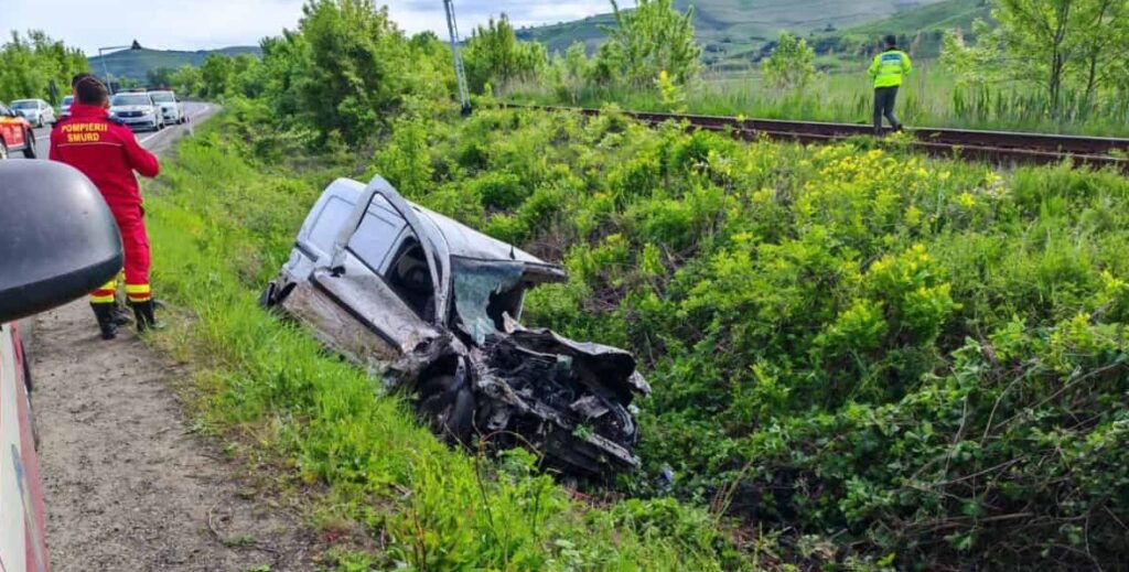 Accident la o trecere cu calea ferată. Şoferul unei autoutilitare a decedat