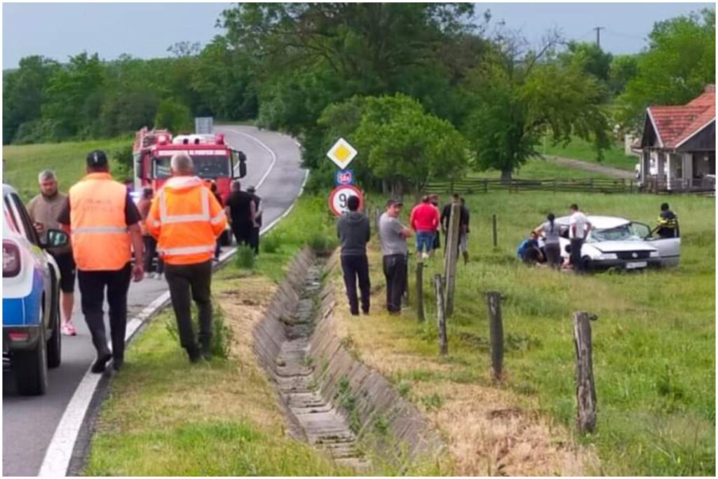 Pasager mort după ce maşina cu care călătorea s-a răsturnat