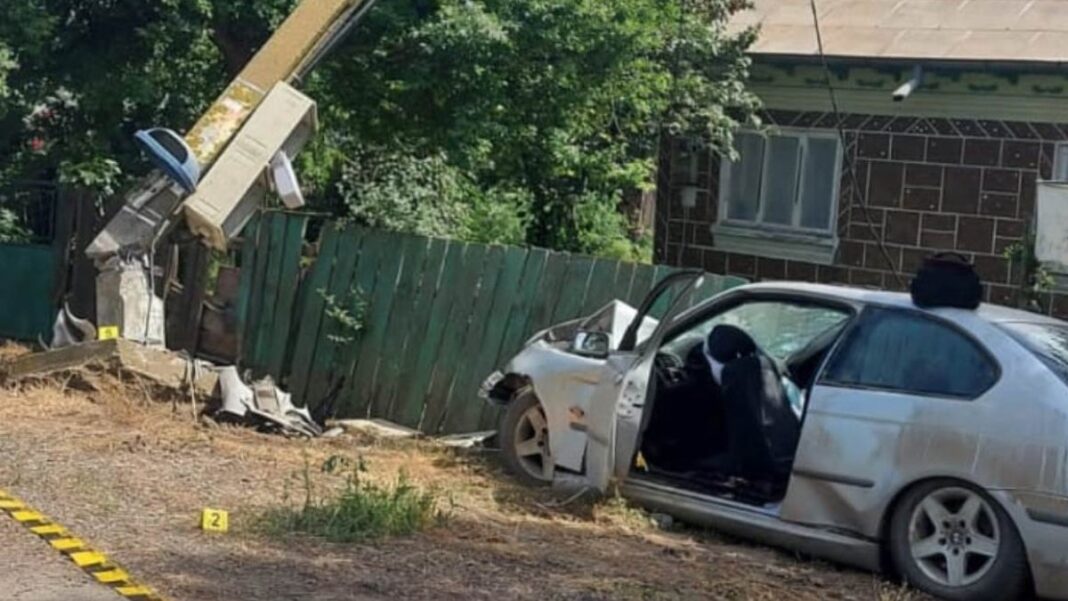 accident partizani Un mort şi un rănit după ce un şofer beat, fără permis şi cu plăcuţe false a intrat cu maşina într-un stâlp