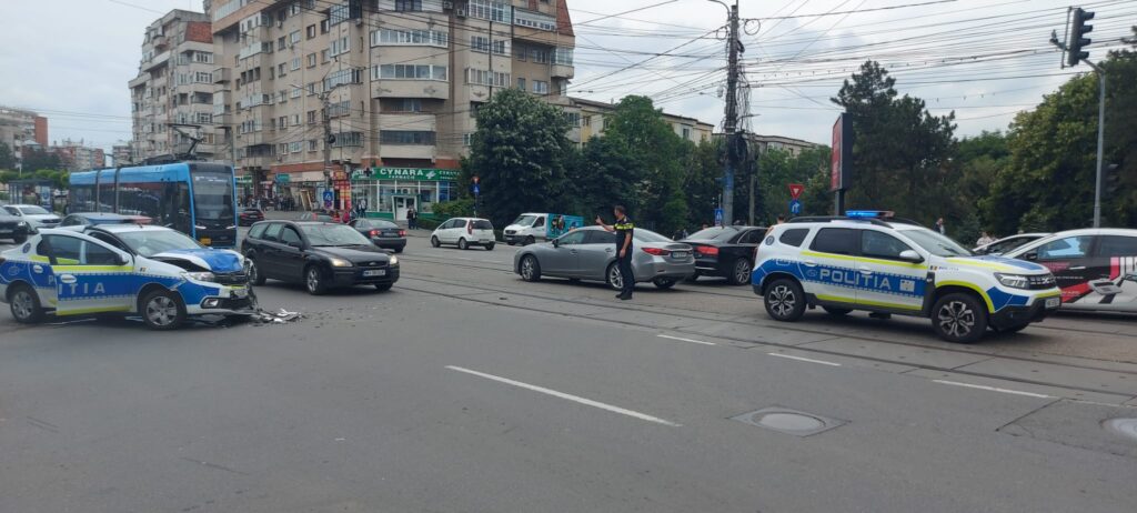 Autospecială de poliţie, avariată într-un accident produs în Craiova