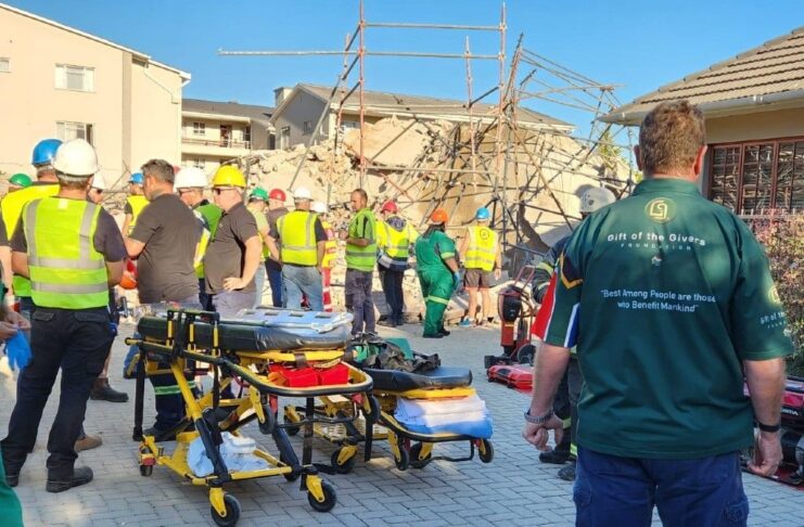 Zeci de muncitori, prinși sub o clădire prăbușită în Africa de Sud
