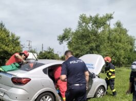 Șofer și trei pacienți, răniți după ce s-au răsturnat cu ambulanța