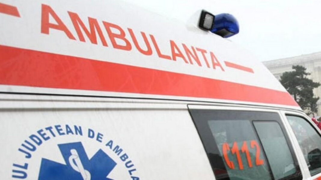 Patru răniţi în urma unui accident între un microbuz şi un camion