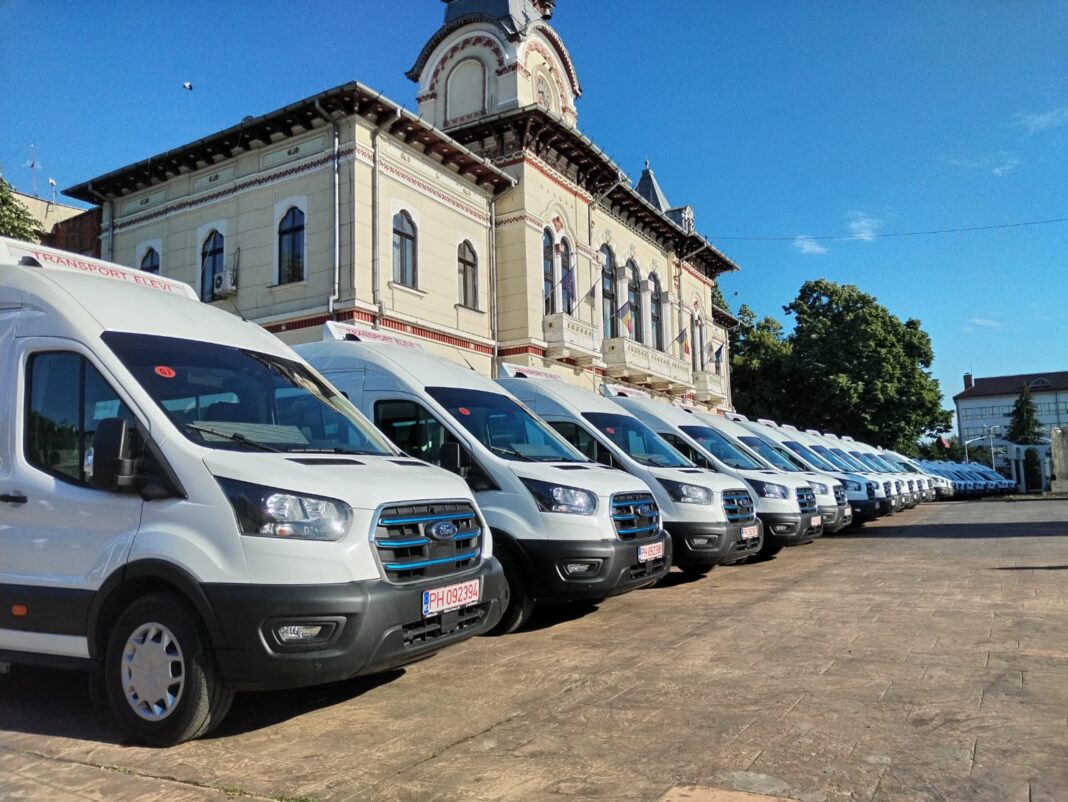 Gorj: Au fost livrate primele 22 de microbuze electrice pentru elevi