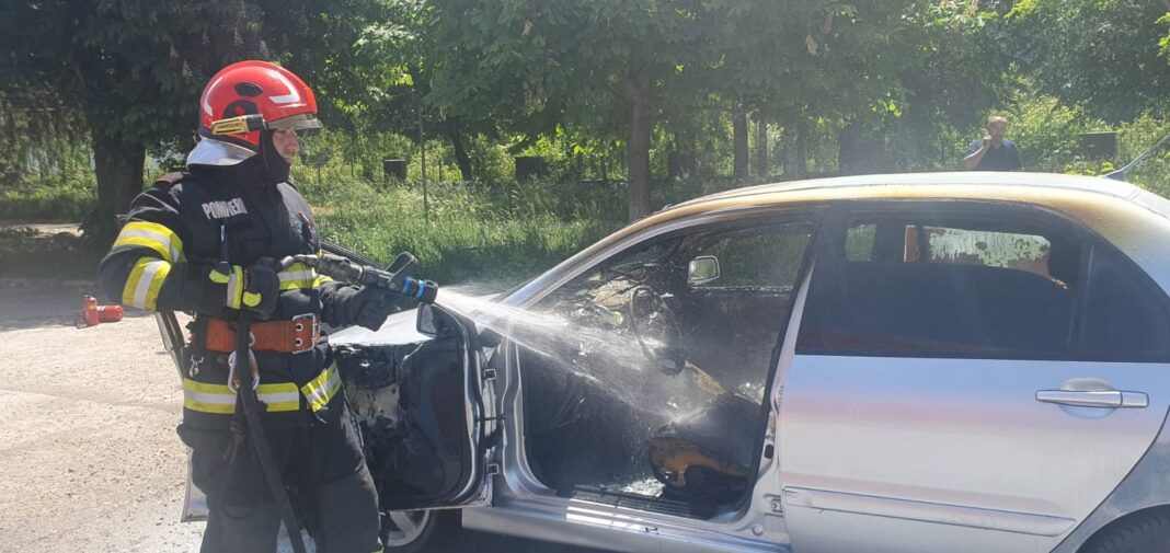 Bărbat găsit mort într-o maşină care a ars într-un incendiu provocat