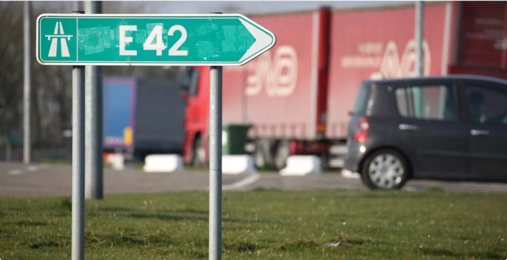 Tinerii din Belgia care au ucis un șofer de tir din România cu un capac de canalizare scapă de acuzația de omor