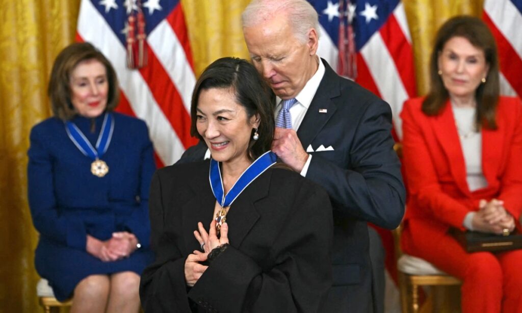 (VIDEO) Biden a acordat medalia prezidențială a libertății unor laureați printre care Nancy Pelosi și Michelle Yeoh
