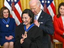 Președintele Joe Biden i-a înmânat vineri, la Casa Albă, actriței Michelle Yeoh, medalia prezidențială a libertății