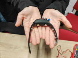 Patru studente din Cluj au inventat brățara care convertește muzica în vibrații