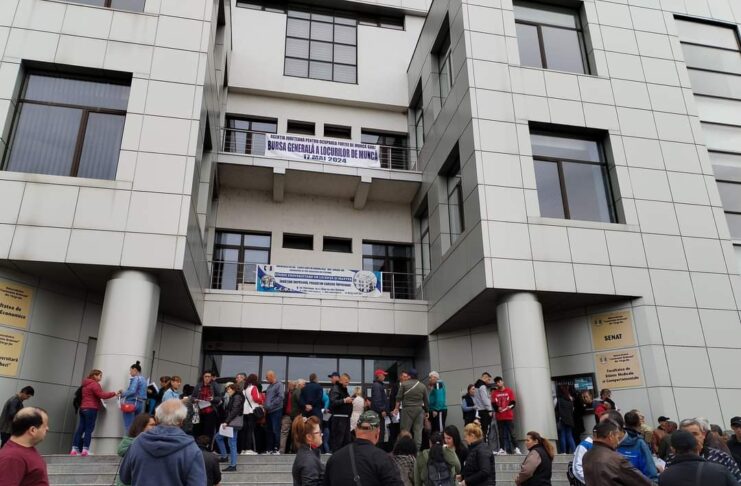 Aproape 1.300 de persoane au participat la Bursa generală a locurilor de muncă de la Târgu Jiu