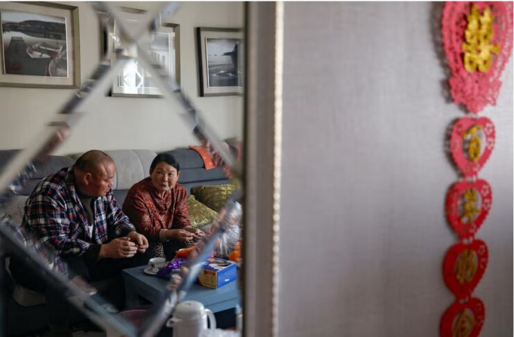 Wu Yonghou, de 58 de ani, și soția sa Yang Chengrong,de 60 de ani, se odihnesc pe canapea după o masă în noaptea de Revelion lunar chinezesc, în apartamentul lor dintr-un oraș care se învecinează cu Beijingul, în provincia Hebei, China