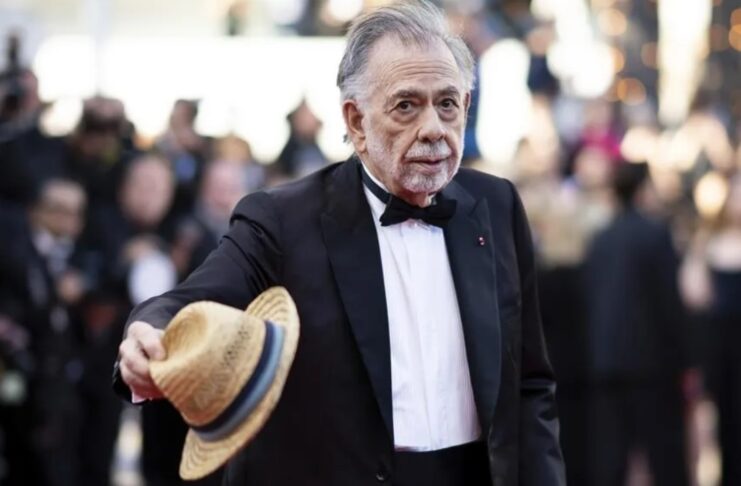 Coppola, purtând o pălărie de paie și ținând un baston, a apărut joi pe covorul de la Cannes