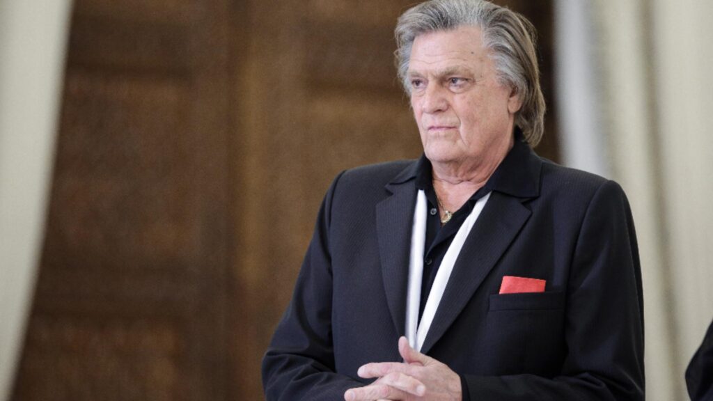 Starea generală a lui Florin Piersic s-a ameliorat. Actorul s-a ridicat din pat