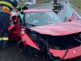 Doi răniți și un Ferrari făcut zob după ce șoferul a intrat într-un cap de pod din cauza vitezei și a carosabilului ud