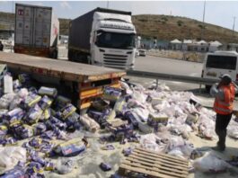 Protestatarii israelieni au blocat luni camioane de ajutor destinate Gaza