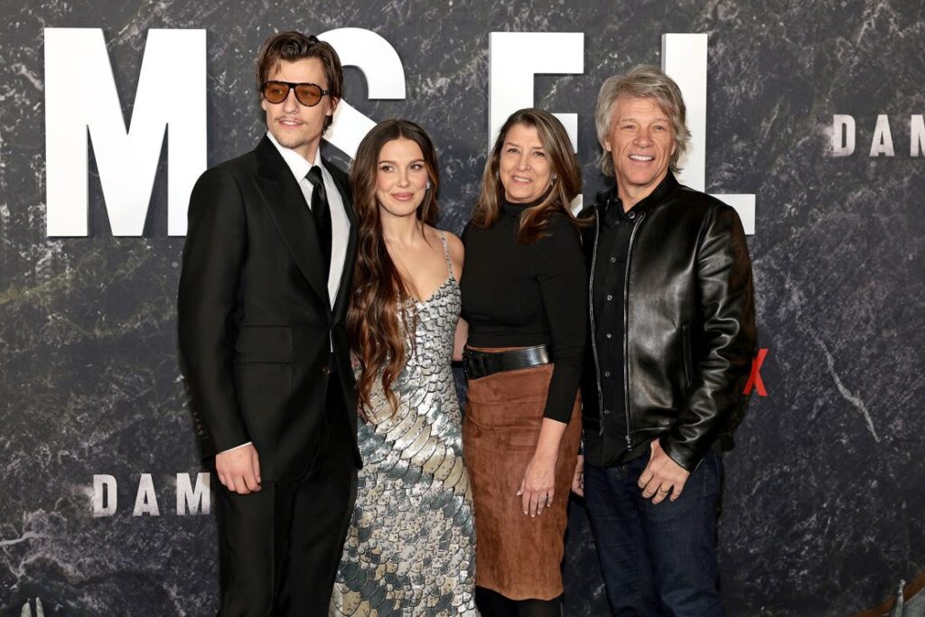 Jake Bongiovi (stânga), Millie Bobby Brown (centru-stânga), Dorothea Hurley (centru-dreapta) și Jon Bon Jovi (dreapta) în martie