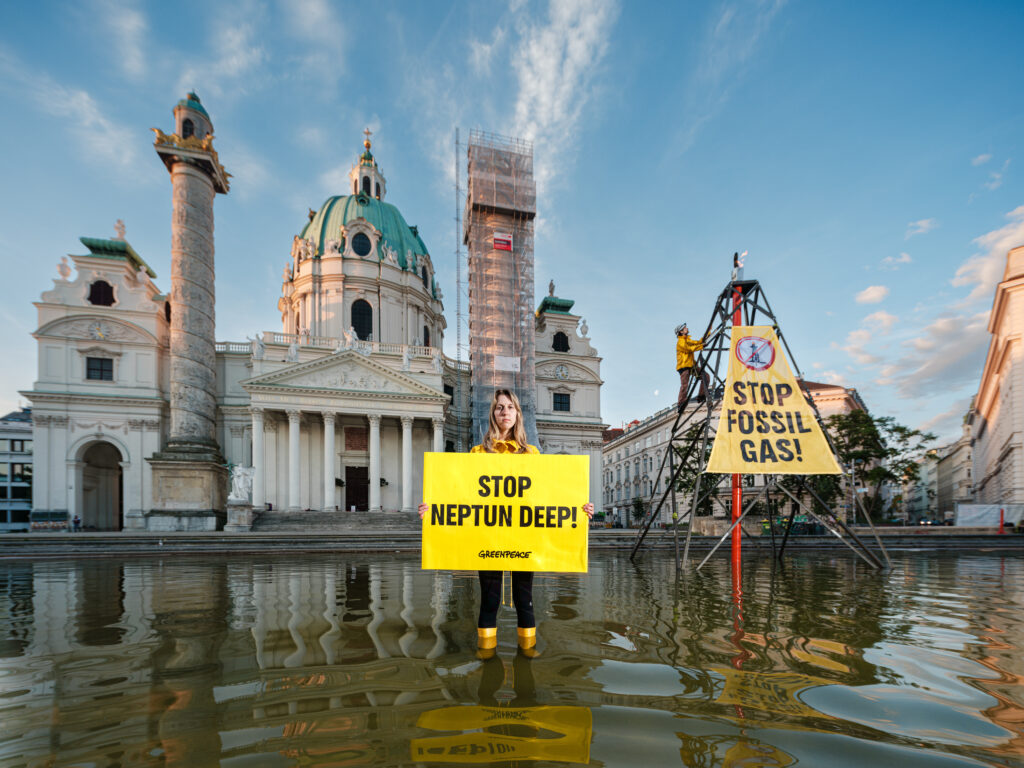 Protest Greenpeace în Karlsplatz, Viena: „Nu distrugeți Marea Neagră!”