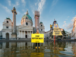 Protest Greenpeace în Karlsplatz, Viena
