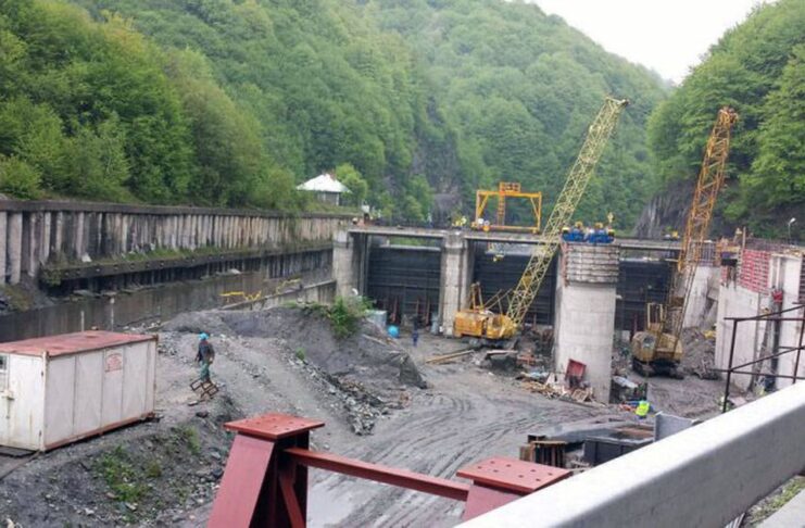 Oficialii Hidroelectrica și ai Ministerului Energiei au mers în Gorj ca să convingă autoritățile locale să dea autorizație de construcție pentru o hidrocentrală care este 90% gata
