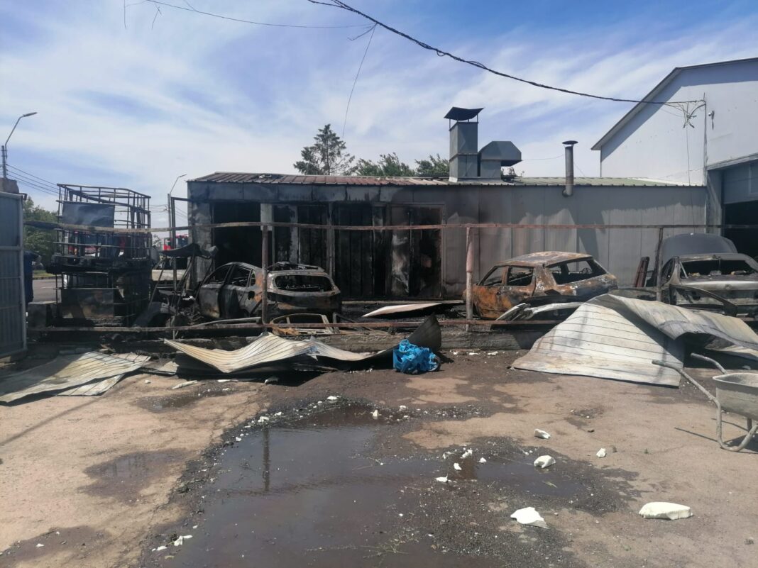 Șase mașini s-au făcut scrum într-un incendiu izbucnit la un service auto
