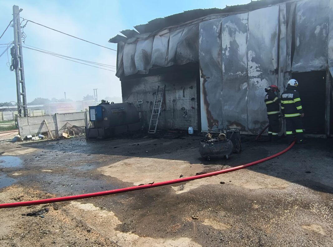 Incendiu la o hală cu utilaje agricole de la Leu