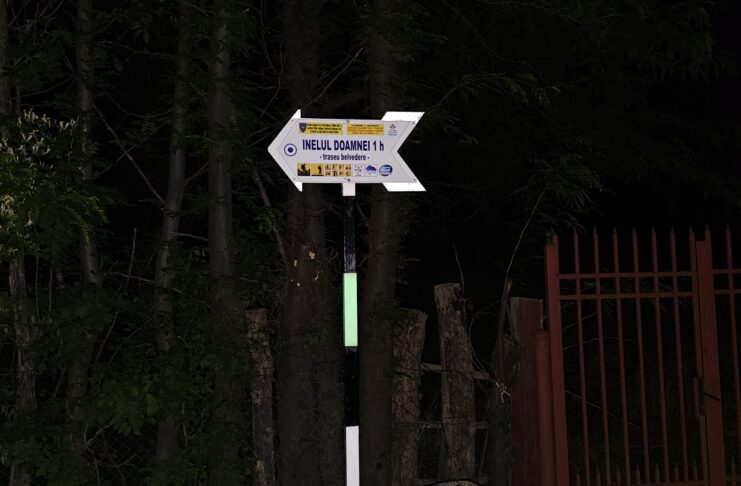 Premieră națională în Gorj: A început montarea marcajelor turistice vizibile și pe timp de noapte