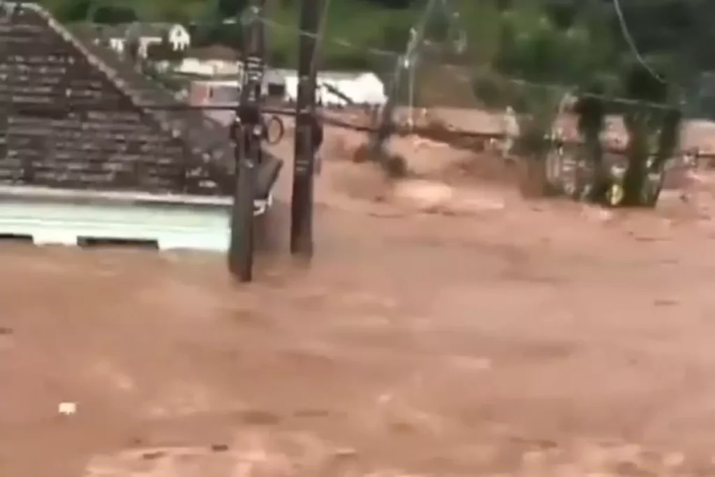 Inundații catastrofale – zeci de morţi şi dispăruţi  după ce barajul unei hidrocentrale a cedat
