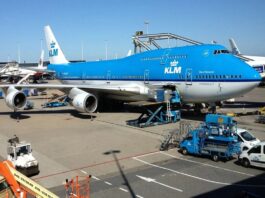 O persoană a fost aspirată de motorul unui avion pe aeroportul din Amsterdam