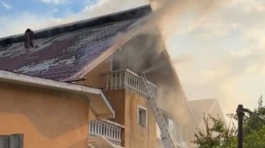 Casă în flăcări după ce a fost lovită de un trăsnet